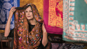 Azerbaidžanissa valmistetaan käsin perinteisiä silkkihuiveja. Näyttelijä Joanna Lumley matkaa Silkkitiellä.