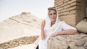 Joanna Lumley vierailee hiljaisuuden tornilla Yazdin kaupungissa Iranissa. Näyttelijä Joanna Lumley matkaa Silkkitiellä.