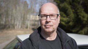 De här tiderna kollar Jan Richardson allt från motor- och växellådsolja, hjullager och kulleder till bromsar. man i glasögon