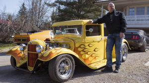 Ford Pickup 1933 är låg, bred och låter mycket - perfekt för bilentusiasten Tom Svarvars. man framför gammal amerikansk bil
