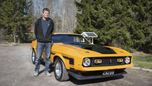 Sven-Håkan Backman har förutom sin en Ford Mustang också en annan bil under arbete i garaget. man står vid bil