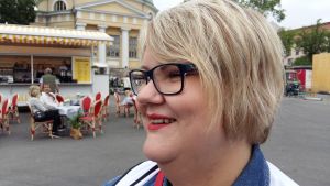 Minna Holtlund. Minna Holtlund, en dam med ljust hår och glasögon med svarta skalmar.