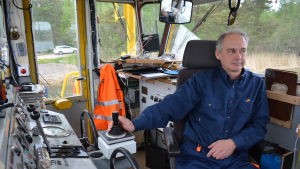 - Om en fotgängare, cyklist eller bil vill över så kör vi, säger Jens Parchmann, färjförare för Finferries på Högsarfärjan. Färjförare Jens Pachmann kör färjan i styrhytten.
