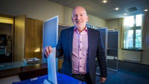 EU-kommissionären Frans Timmermans röstade i Heerlen, i södra Nederländerna, på torsdagen. EU-kommissionären Frans Timmermans röstade i Heerlen, i södra Nederländerna, på torsdagen.