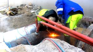 Enligt Ekstam försvinner inte trycket ur rören ens under reparationer svetsning pågår på ett gammalt rör