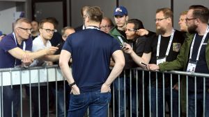 Journalisterna var intresserade av Jukka Jalonens kommentarer. Journalisterna var intresserade av Jukka Jalonens kommentarer.