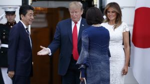 Presidentparet Trump välkomnar premiärminister Shinzo Abe (längst till vänster) och hans hustru Akie Abe till Vita huset den 26 april. Presidentparet Trump välkomnar premiärminister Shinzo Abe (längst till vänster) och hans hustru Akie Abe till Vita huset den 26 april.