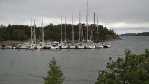 Gullkrona öppnade i maj upp igen efter många års paus i verksamheten. Båtar ligger vid gästhamnsbryggan på Gullkrona, mest segelbåtar