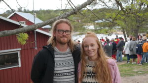Simon Strömsund och Ida Törnroos Simon Strömsund och Ida Törnroos med människor och strand i bakgrunden