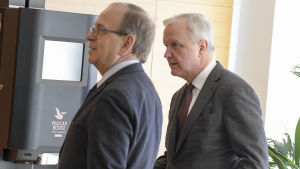 Finlands banks tidigare chefsdirektör Erkki Liikanen (t.v.) och nuvarande chefsdirektör Olli Rehn (t.h.) har lyfts fram som potentiella kandidater som efterträdare till ECB-chefen Mario Draghi. Finlands banks tidigare chefsdirektör Erkki Liikanen (t.v.) och nuvarande chefsdirektör Olli Rehn (t.h.) har lyfts fram som potentiella kandidater som efterträdare till ECB-chefen Mario Draghi.