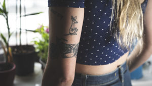 Cecilias tatuering på Sniff på hennes vänster arm.