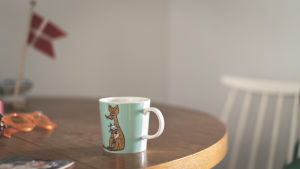 Kaffe ur en mugg med Sniff smakar rädsla, skygghet och drömmar om rikedom. Muminmugg med Sniffmotiv på Cecilias matbord
