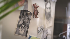 Sniff vaktar Cecilias kylskåp och ser till att hon äter gott. En kylskåpsmagnet som föreställer Sniff på Cecilias kylskåpsdörr.