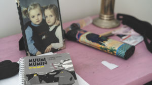 Mårran, Cecilia och hennes syster. Cecilias läsårskalender med mumintema bredvid ett porträtt på Cecilia och hennes syster.