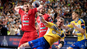 Artsem Karalek kastar en boll framför motståndare.