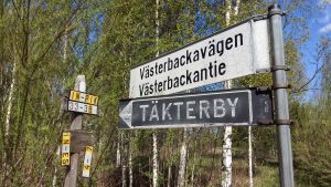 Täkter norr om stamväg 51 har ett eget vattenandelslag med ett trettiotal kundfastigheter. Vägskylt i Täkterby i Ingå.
