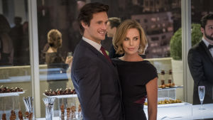 Den kanadensiska premiärministern James Steward (Alexander Skarsgård) tycker att han och Charlotte borde bli ett par, för det skulle gynna gallupsiffrorna. Statsminister James Steward (Alexander Skarsgård) och Charlotte Field (Charlize Theron) poserar tillsammans för fotografer.