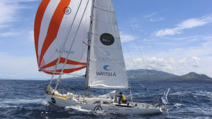 Lehtinens segelbåt heter S/Y Asteria och är 10 meter lång. Segelbåt ute på havet.