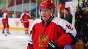 Vladimir Potanin gillar att spela ishockey. Vladimir Potanin gillar att spela ishockey.