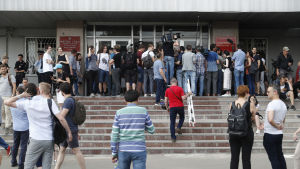 Journalister, vänner och anhängare samlades utanför domstolsbyggnaden i Moskva när åtalet mot den kända journalisten väcktes Journalister, vänner och anhängare samlades utanför domstolsbyggnaden i Moskva när åtalet mot den kända journalisten väcktes