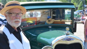 Bror Fjäder med sin Ford. Bror Fjäder med sin Ford A Sport Coupe från 1928.