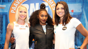 Annimari Korte, Christina Clemons och Nooralotti Neziri tävlar mot varandra. Annimari Korte, Christina Clemons och Nooralotti Neziri tävlar mot varandra.