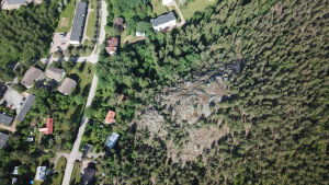 Drönarbild av Kasberget och Pojo centrum. Flygfoto där Kasberget och Pojo centrum syns.