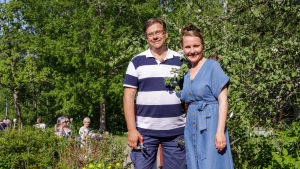 Leif Blomqvist och Lee Esselström framför äppelträdet på Strömsö Leif Blomqvist och Lee Esselström framför ett äppelträd