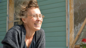 Mira Haahti är den nuvarande värdinnan på pensionat Tellina i Hangö. Bild av en kvinna som skrattar.