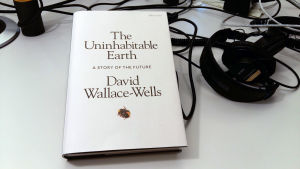 Boken som både skrämmer och inspirerar. pärmen till David Wallace - Wells: The Uninhabitable Earth