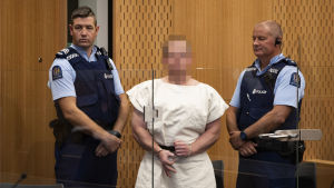 Den 28-årige australiern som åtalas för 51 mord och 40 mordförsök förnekade all skuld i då han deltog i domstolsbehandlingen vida videolänk Den 28-årige australiern som åtalas för 51 mord och 40 mordförsök förnekade all skuld i då han deltog i domstolsbehandlingen vida videolänk