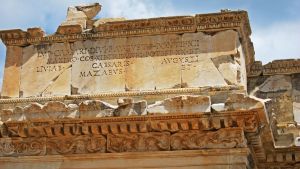 Vanha roomalainen riemukaari, jossa on latinankielistä kirjoitusta.