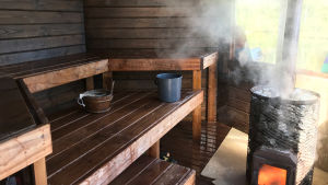 Vuokatin Vesiurheilkeskuksen sauna sisältä päin.