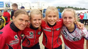 Enlund poserar med Yvonne Gunell, Ida-Maria Cederberg och Amy Nymalm på Venlakavlen. Yvonne Gunell, Ida-Marie Cederberg, Alexandra Enlund och Amy Nymalm i Pargas IF:s röda tävlingsdress kramar om varandra efter Jukolakavlen 2019.