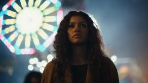 Serien Euphoria var för explicit till och med för HBO. Hela 80 nakenbilder kapades bort Huvudkaraktären Rue stirrar planlöst förbi kameran med glitter under ögonen och ett lysande Pariserhjul i bakgrunden.