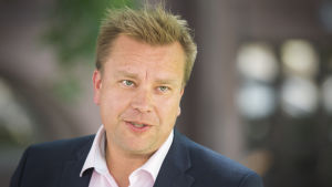 Försvarsminister Antti Kaikkonen. Puolustusministeri Antti Kaikkonen kertoo pyrkivänsä keskustan puheenjohtajaksi