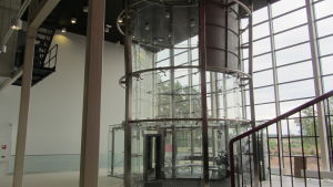 Vindtunneln som var Finlands första då den togs i bruk år 2013. Arkivbild från 2013. En vindtunnel invid ett stort fönster. Vindtunneln ser ut som en gigantisk cylinder av glas.