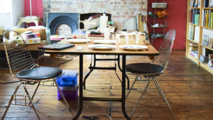 I Michael Czerwinskis studio i centrala London finns en känsla av kontrollerat kaos. ett bord i en studio