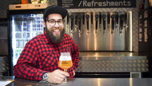 Mat och dryck som bredare koncept är Christoffers bakgrund. Till London flyttade han för att få jobba med öl. Christoffer Tuominen i sin ölbar