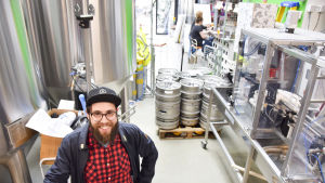 Inne på ölbryggeriet finns också en bar, vissa kvällar uppträder musiker och DJ:s Christoffer Tuominen står framför sina bryggtunnor
