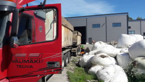 Transport till Jeppo Biogas anläggning i Nykarleby. Tankbil anländer till Jeppo Biogas Ab