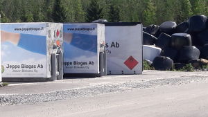 De här gasflaken fylls med den färdiga biogasen för vidare transport till kunderna. Gasflak vid Jeppo Biogas Ab.