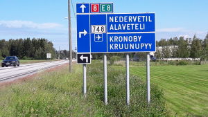 Här invid riksväg åtta i Kronoby ska Jan-Ove Nymans tankstation byggas nästa år. Trafikmärke i Kronoby vid riksväg 8.