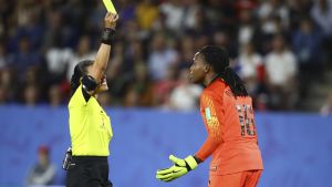 Nigerias målvakt Chiamaka Nnadozie kunder inte tro att hon blev varnad i matchen mot Frankrike. Nnadozie lämnade mållinjen för tidigt och Frankrike fick ta om straffen. Nigerias målvakt Chiamaka Nnadozie kunder inte tro att hon blev varnad i matchen mot Frankrike. Nnadozie lämnade mållinjen för tidigt och Frankrike fick ta om straffen.