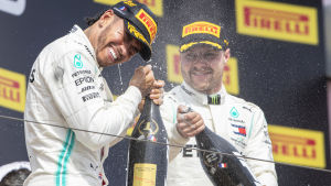 Mercedes har dominerat stort den här säsongen. Lewis Hamilton och Valtteri Bottas sprutar champagne på varandra.