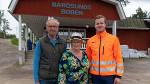 Jacob Waselius (längst till höger), tillsammans med sina föräldrar Tom och Anne Waselius. Från vänster: Tom Waselius, Anne Waselius och Jacob Waselius.