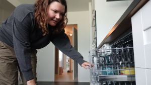 Också disken i maskinen var ren. Anna Teikari öppnar diskmaskinen i sin lägenhet och ser om glasen är rena.