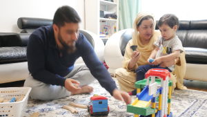 Omars barn tillbringar mycket tid med sin farmor. Mir Omar, Haseena Ahktar och hennes barnbarn.