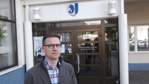 Kommunstyrelsens ordförande Johannes Tuomela. Kommunstyrelseordförande Johannes Tuomela utanför kommungården i Ijo.