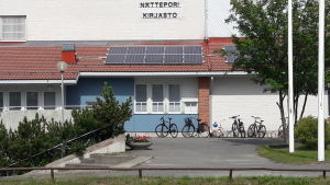 Solpaneler på bibliotekstaket i Ijo kommun. Ijos bibliotek har solpaneler på taket.